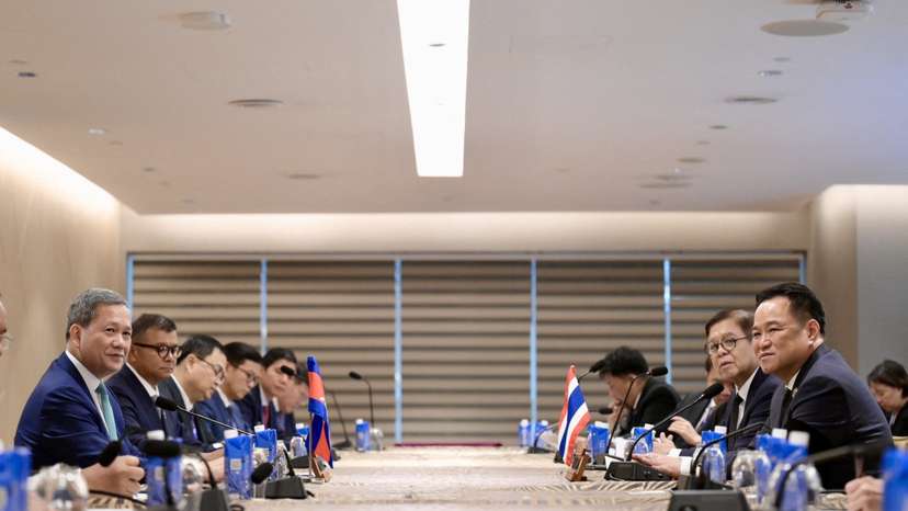 Thai PM meets with Cambodia PM in Kuala Lumpur on the sidelines of the ASEAN Summit