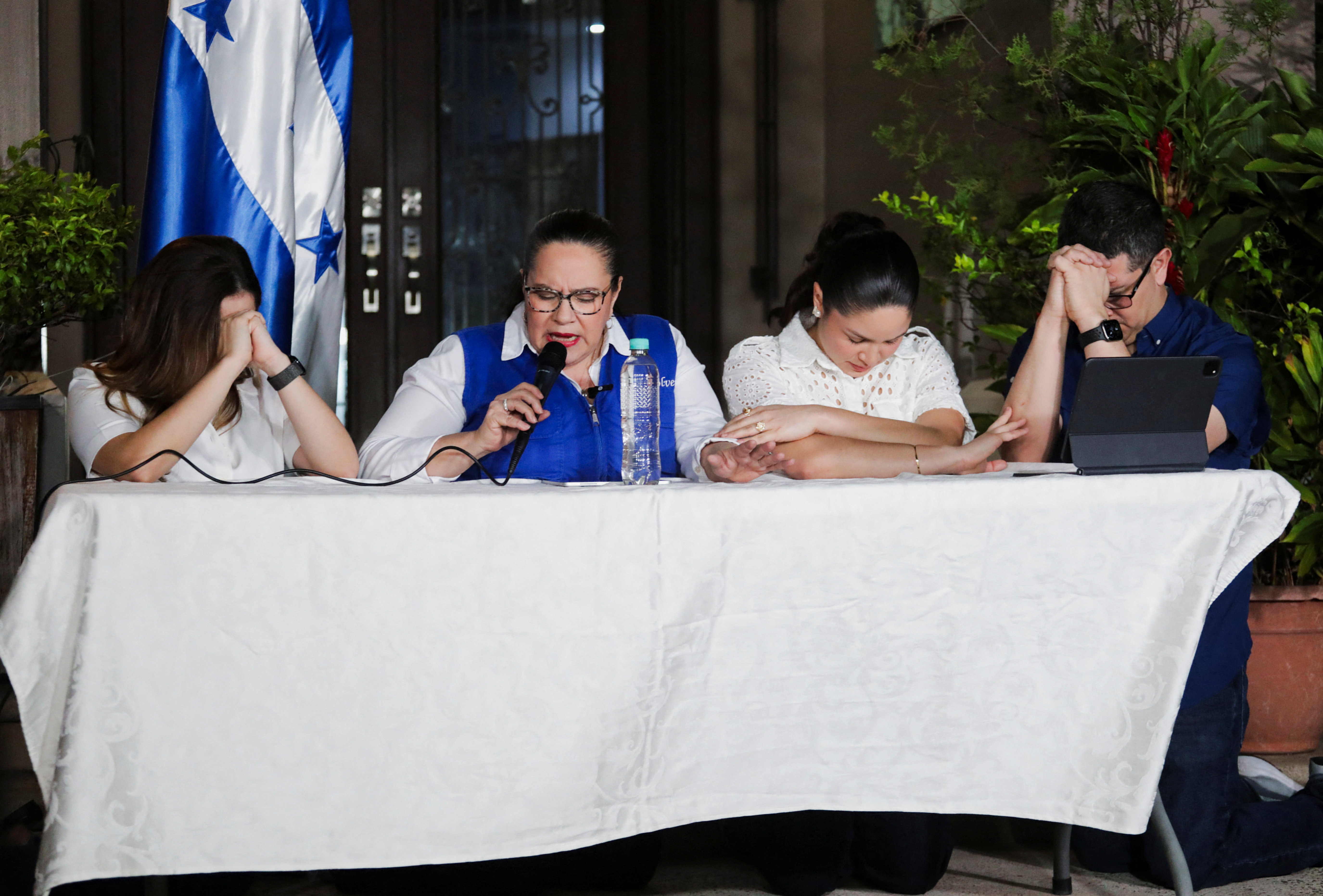 Ana Garcia, wife of the former president of Honduras, Juan Orlando Hernandez, speaks to the media sitting next to her children Daniela, Isabella and Juan Orlando, after U.S. President Donald Trump said he will grant a pardon to former Honduras President Hernandez, who is serving a 45-year prison sentence in the U.S. after his conviction on drug trafficking and firearms charges, in Tegucigalpa, Honduras, November 28, 2025. REUTERS/Fredy Rodriguez