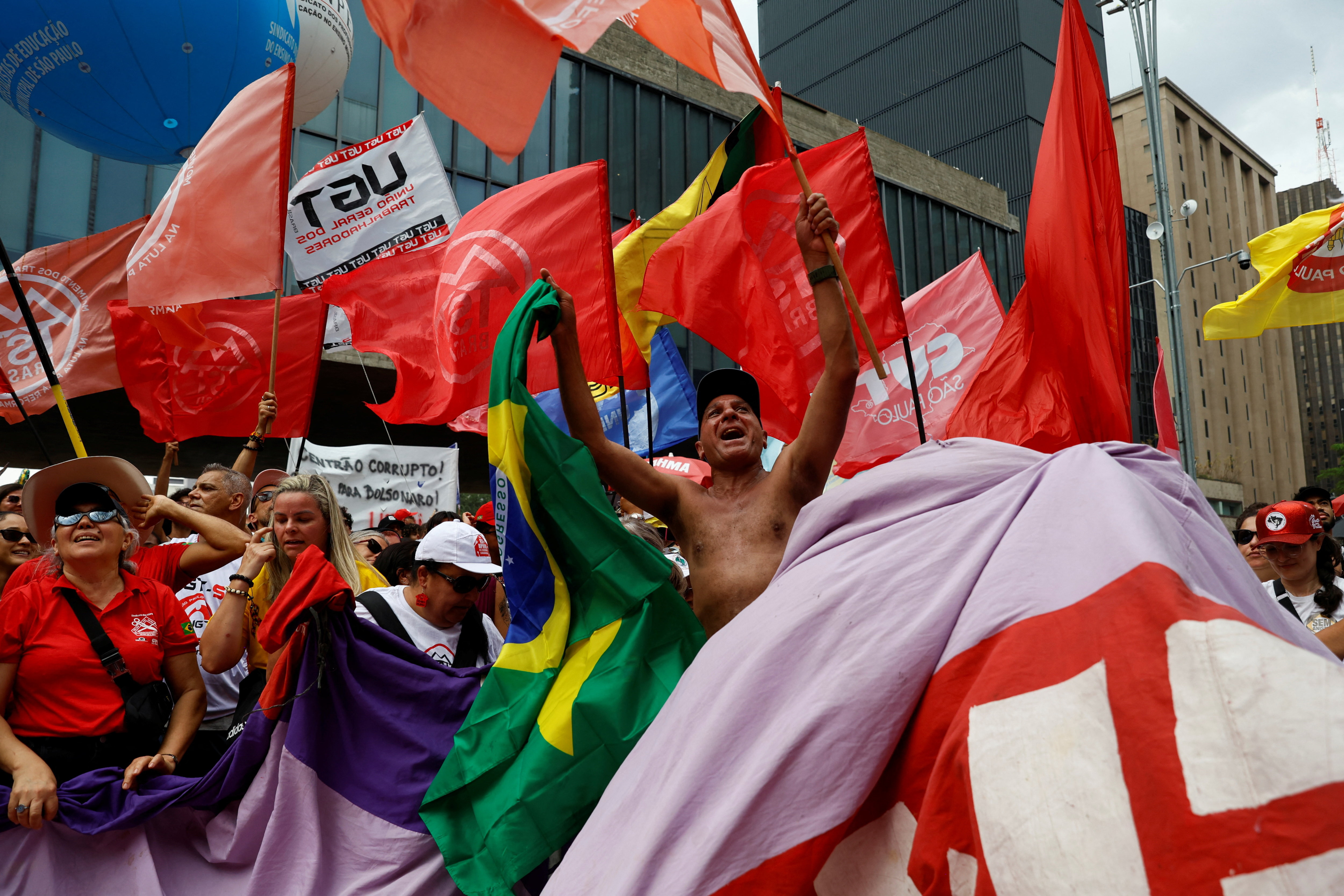 Brazilians protest againt the Congress and the Amnesty Bill for Bolsonaro