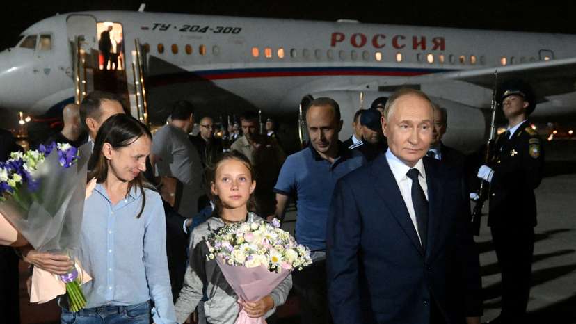 FILE PHOTO: President Putin greets Russians returning to Moscow after prisoner swap