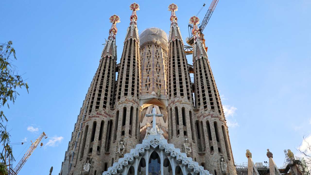 FILE PHOTO: Barcelona's Sagrada Familia to finish its tallest tower in 2025