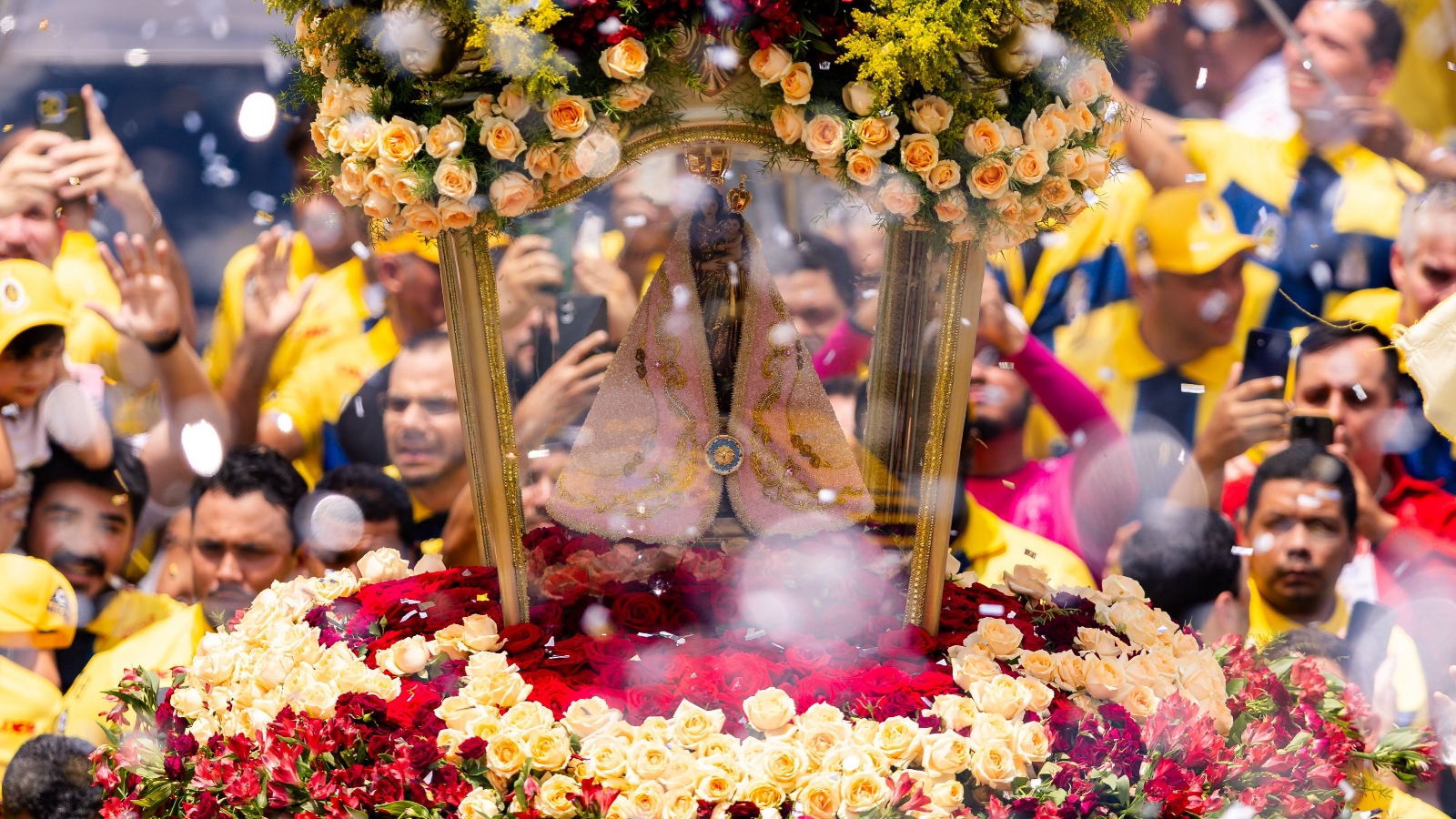 As celebrações em torno do Círio de Nazaré começam antes da principal procissão. O manto da Imagem Peregrina de Nossa Senhora de Nazaré já foi apresentado aos fiéis em missa e em romaria.