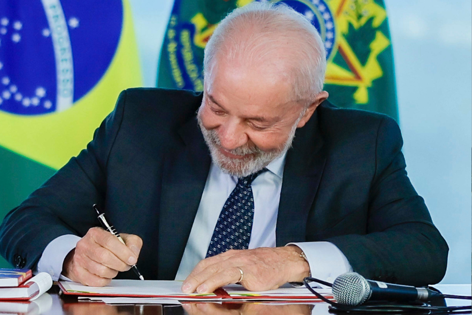 Presidente Lula (PT) durante assinatura de sanção de lei