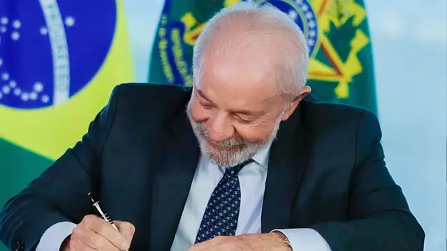 Presidente Lula (PT) durante assinatura de sanção de lei