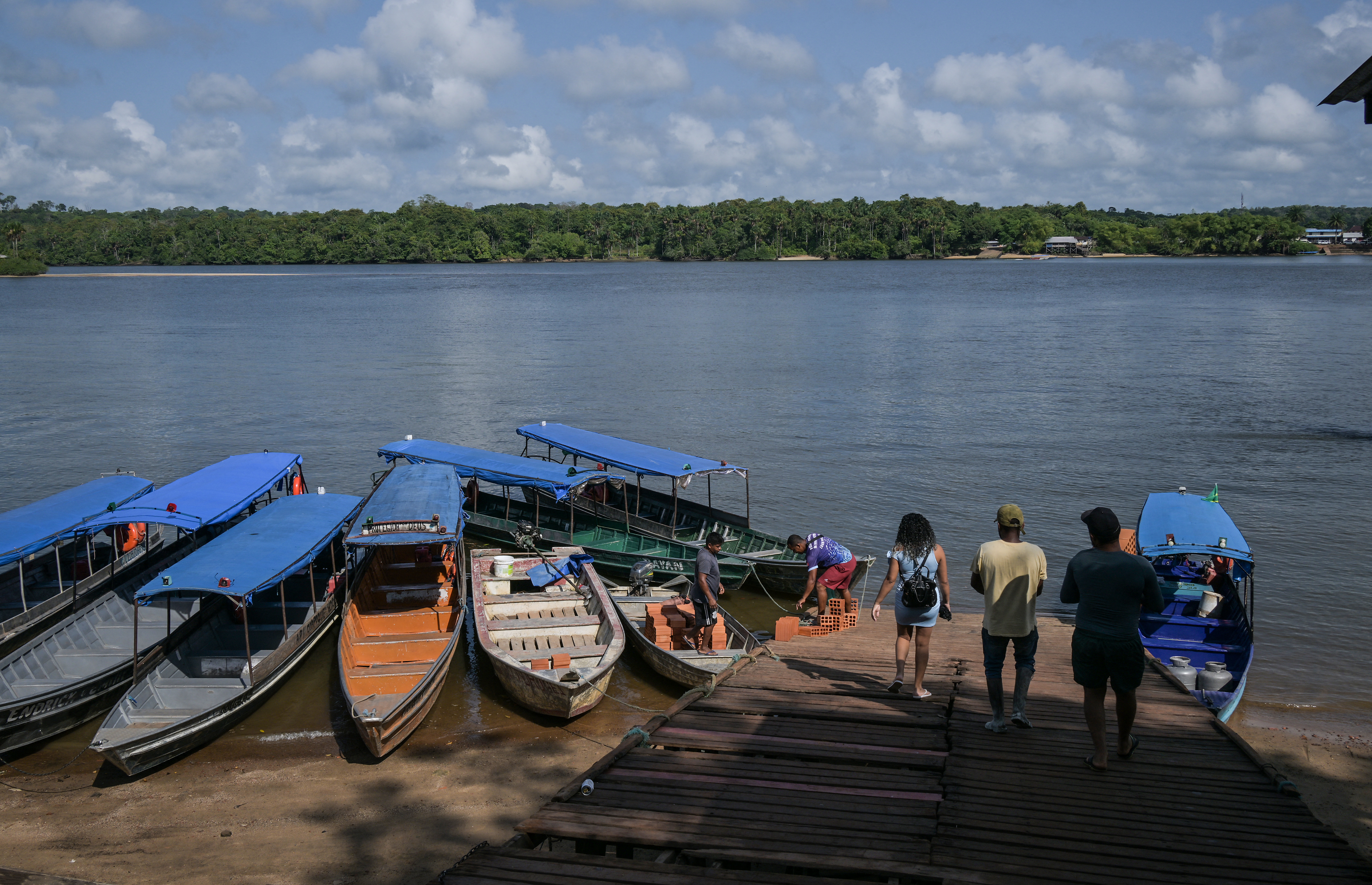 Barcos às margens do rio Oiapoque, em Oiapoque (AP), na fronteira com a Guiana Francesa: moradores acompanham de perto a exploração de petróleo na costa amazônica.