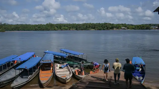Barcos às margens do rio Oiapoque, em Oiapoque (AP), na fronteira com a Guiana Francesa: moradores acompanham de perto a exploração de petróleo na costa amazônica.