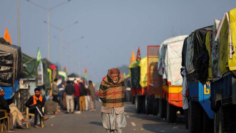 Indian farmers march towards New Delhi to press for the better crop prices