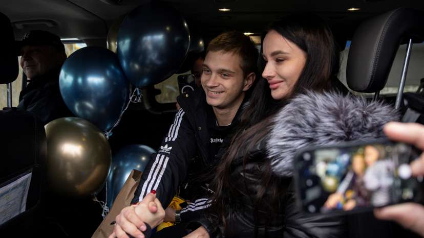 Ukrainian teenager Bohdan Yermokhin returns to Ukraine at the border crossing in Kortelisy