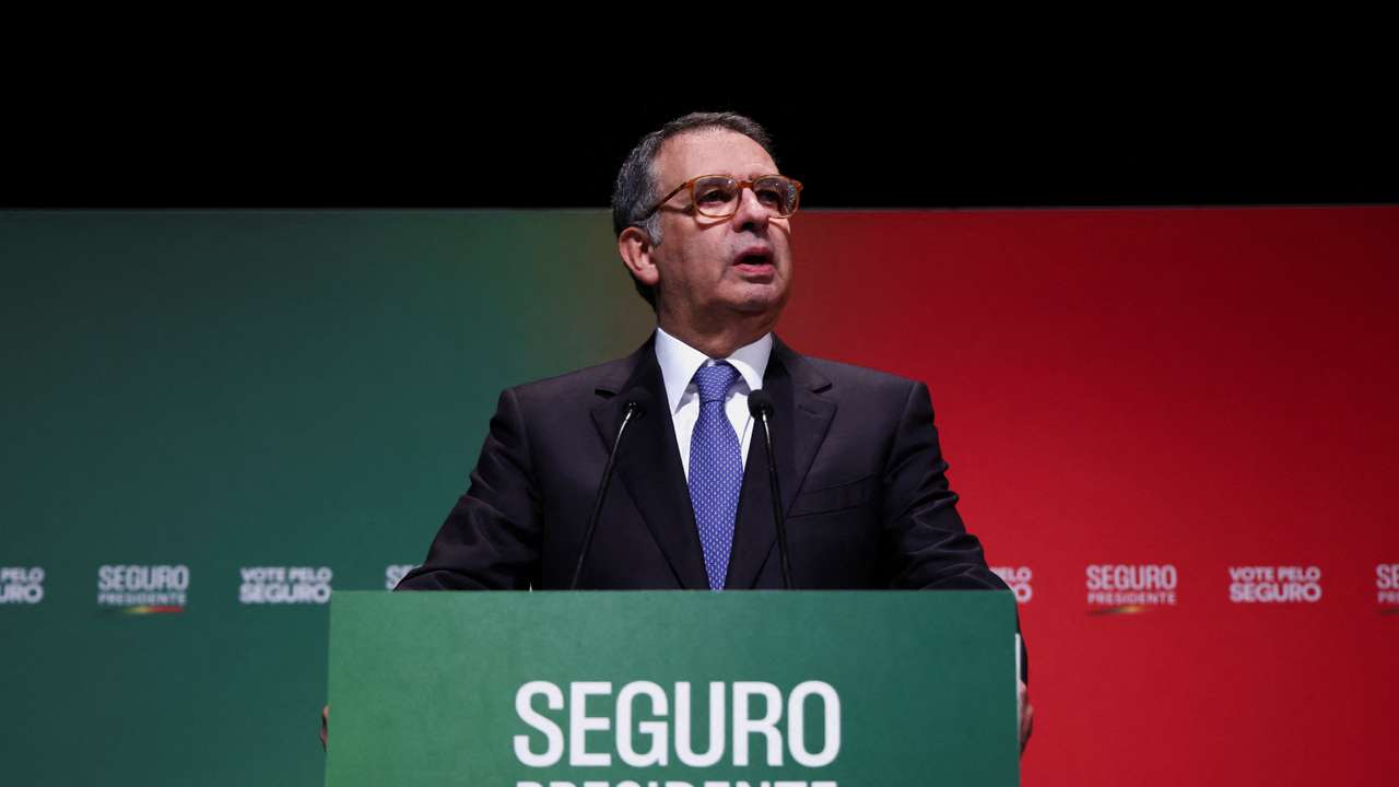 Portuguese presidential candidate Seguro delivers speech after leading the first round of presidential election, in Caldas da Rainha