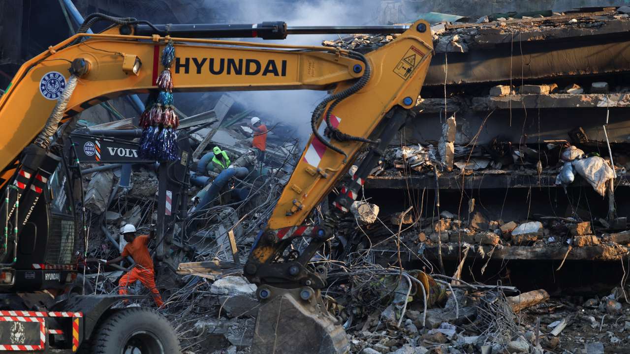 Aftermath of fire in a shopping mall in Karachi