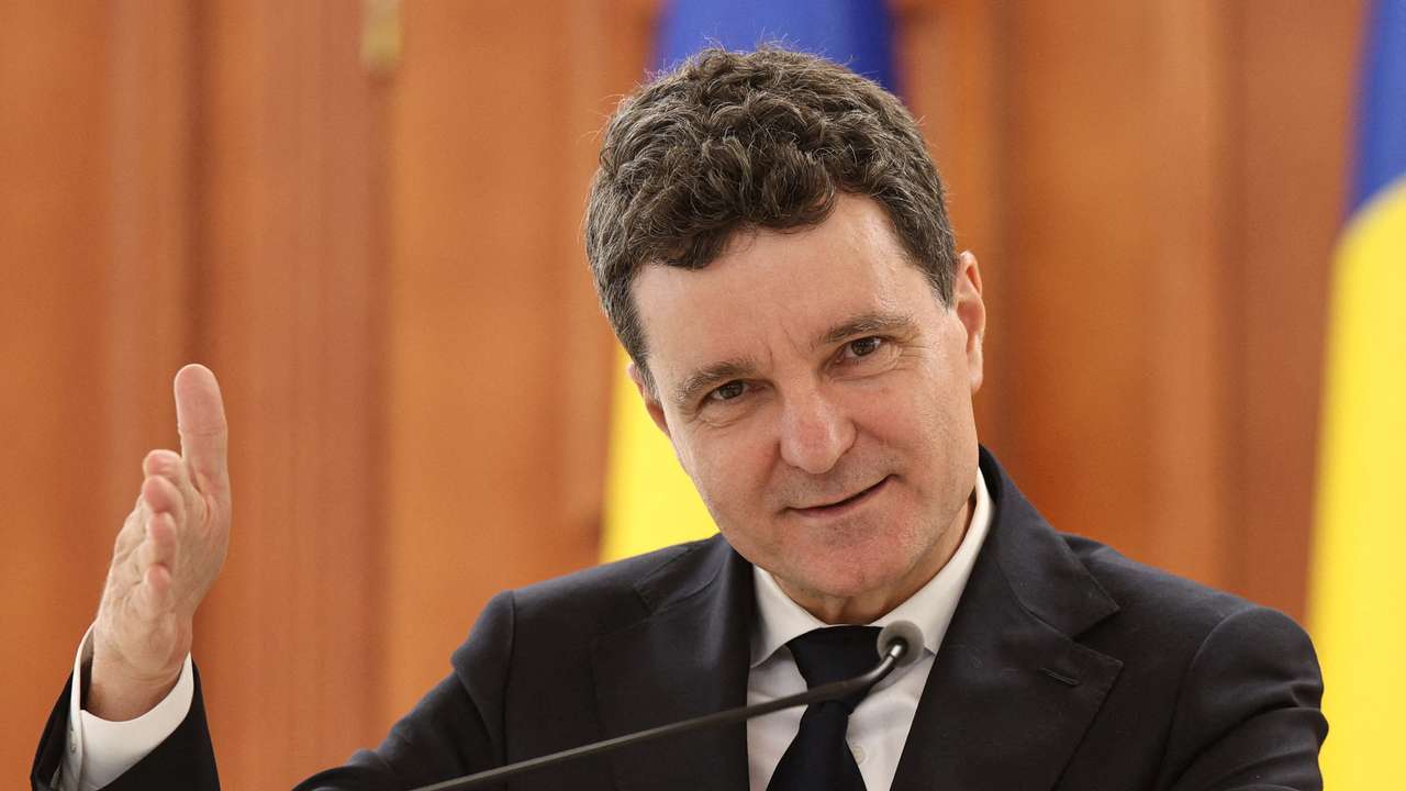 Romania's President Nicusor Dan meets with Moldova's President Maia Sandu in Chisinau