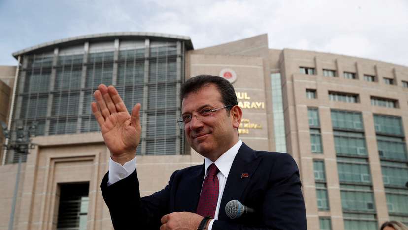 Istanbul Mayor Imamoglu addresses his supporters in front of the Caglayan Courthouse
