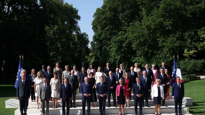 Family photo of French President Macron and the Bayrou government in Paris