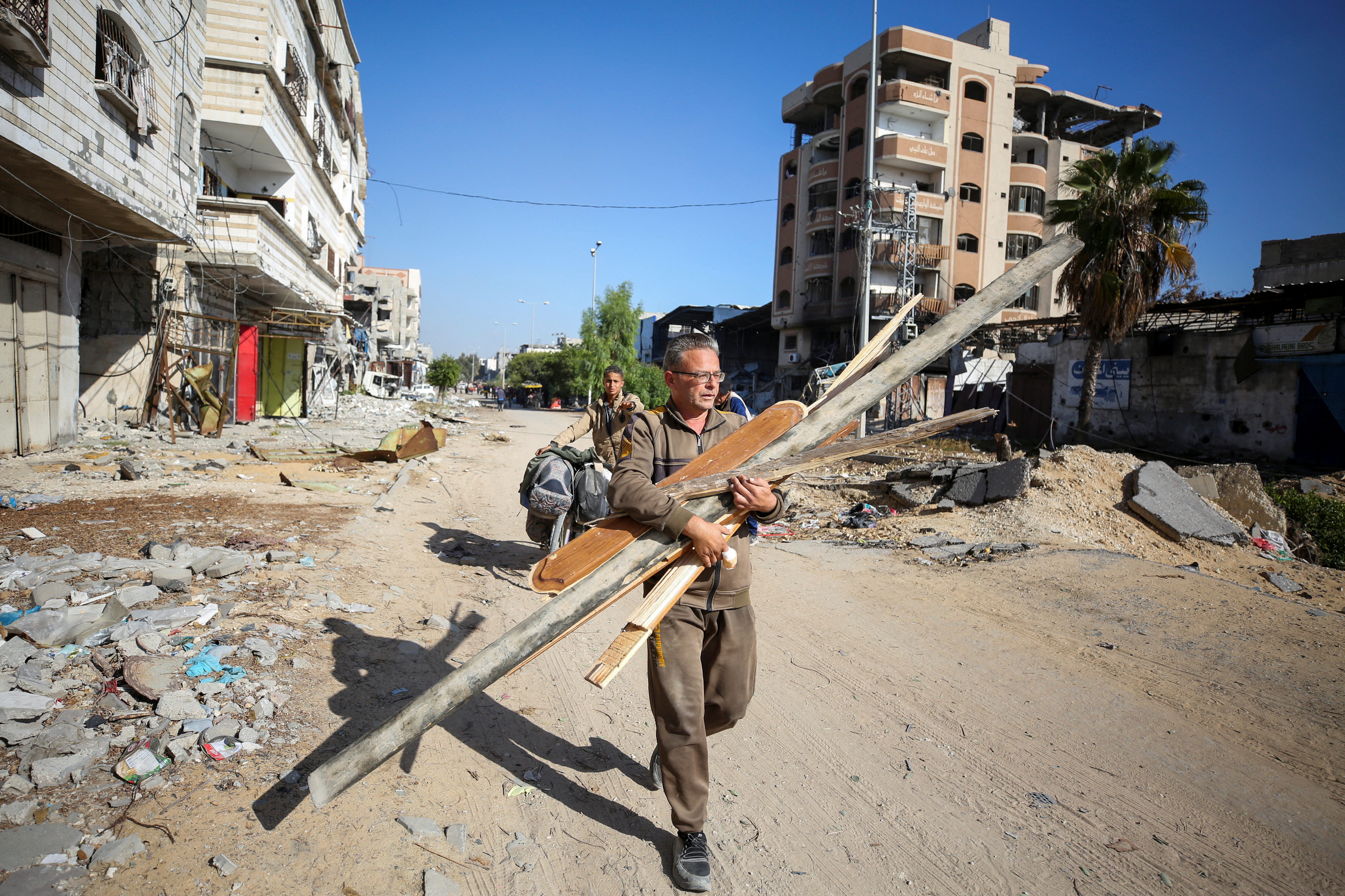 Palestinians flee the northern part of Gaza, amid an Israeli military operation, in Jabalia in the northern Gaza Strip