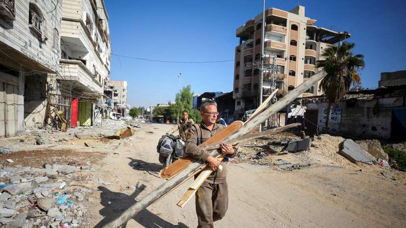 Palestinians flee the northern part of Gaza, amid an Israeli military operation, in Jabalia in the northern Gaza Strip