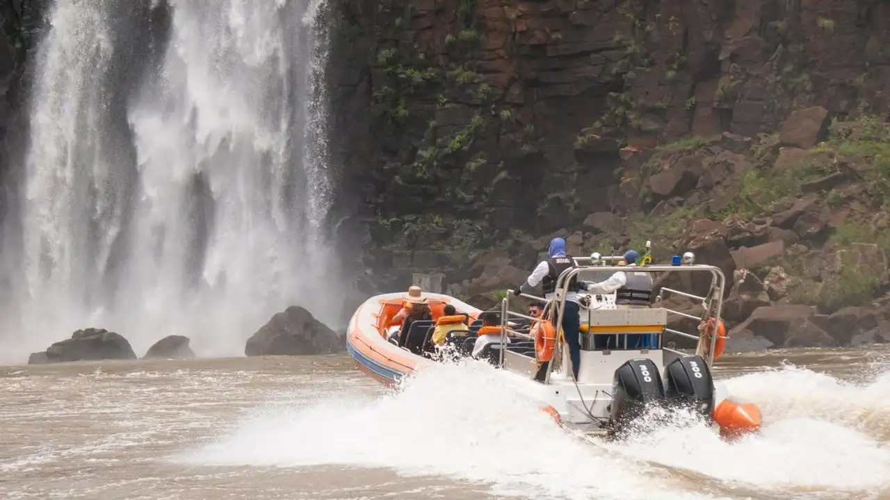 Barco operado pela Macuco Safari, empresa que faz passeios turísticos no rio Iguaçu onde um turista holandês morreu.