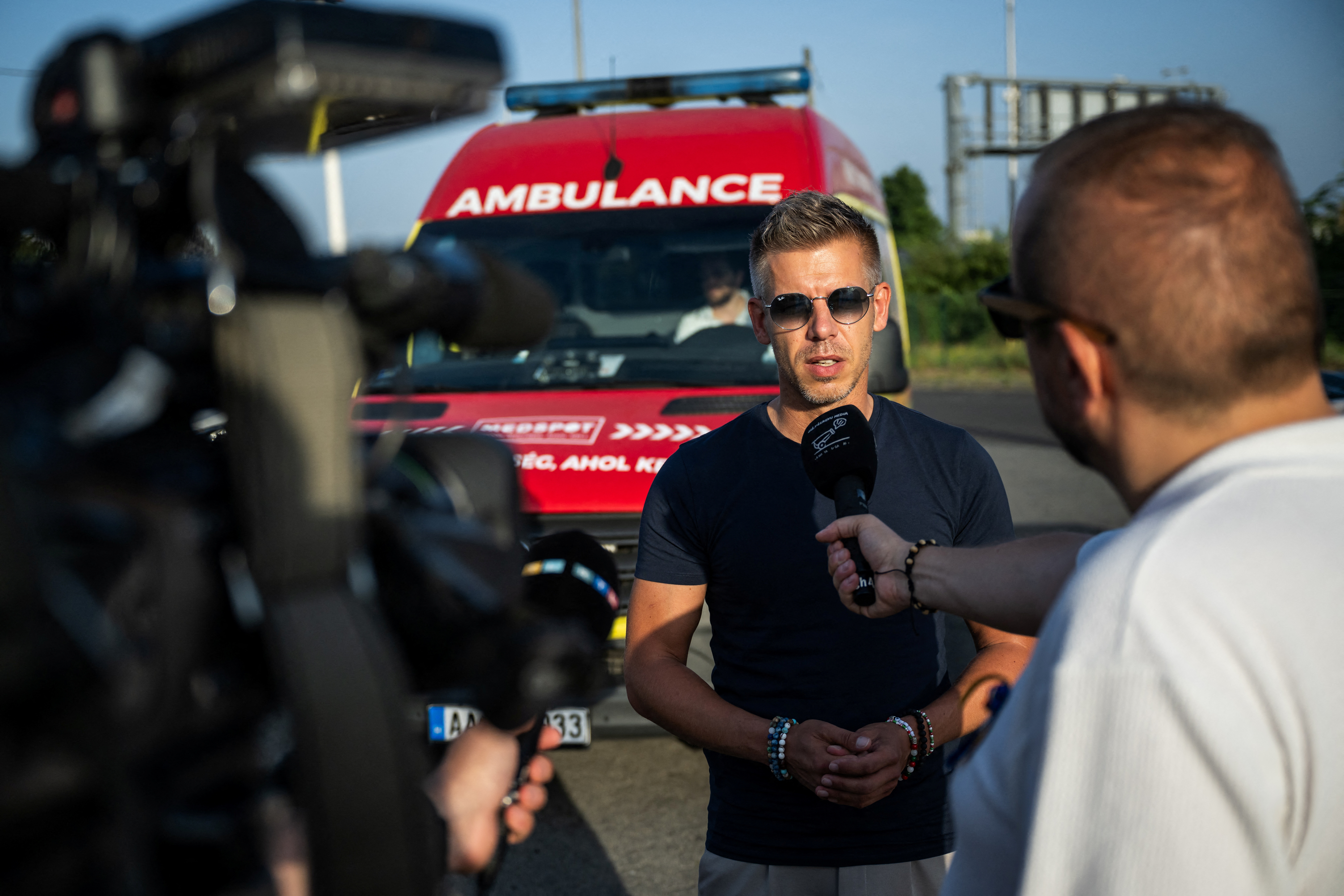 Peter Magyar delivers aid to the children's hospital in Kyiv