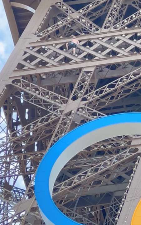 Man climbs Eiffel Tower on Olympics' last day