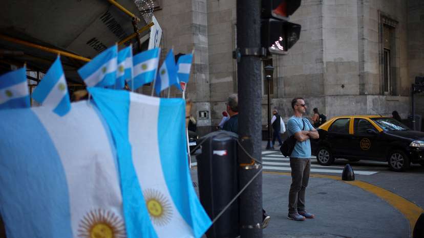 FILE PHOTO: Argentine peso slides sharply after FX controls eased, bonds jump