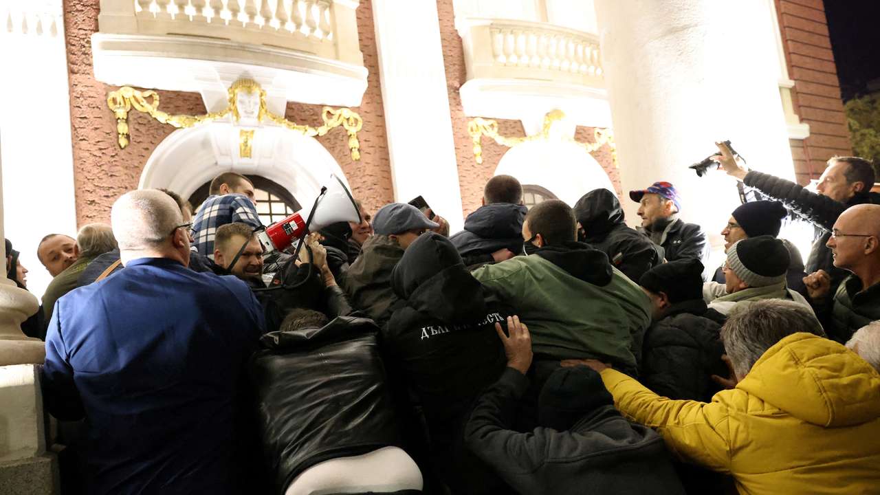 Bulgarian nationalists protest theatre premiere by John Malkovich in Sofia