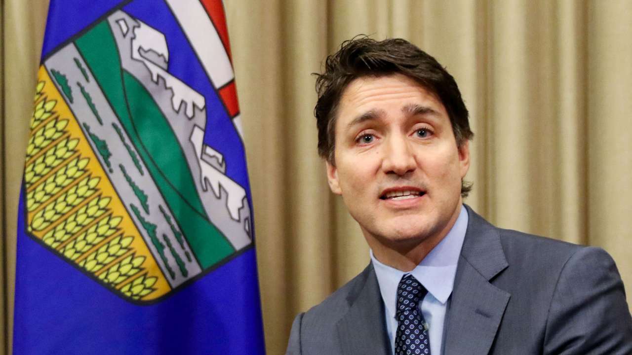FILE PHOTO: Canada's PM Trudeau meets Alberta Premier Smith, in Calgary