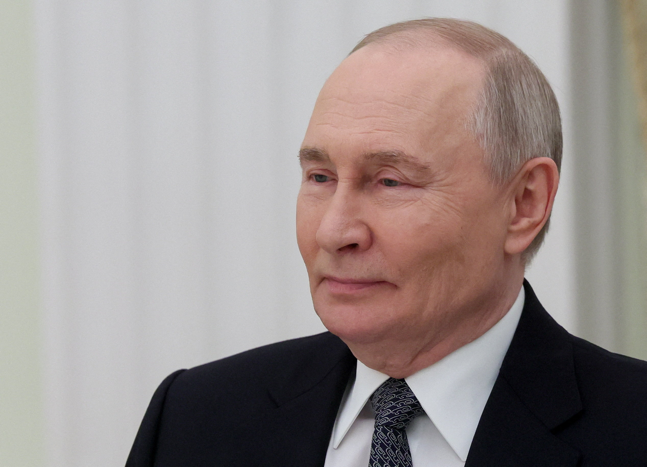 Russian President Vladimir Putin and Vietnamese Foreign Minister Le Hoai Trung meet in Moscow