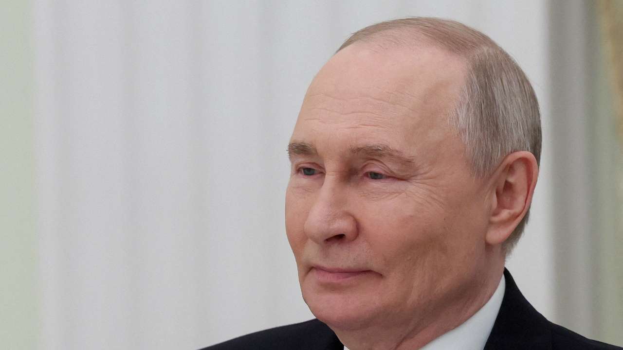 Russian President Vladimir Putin and Vietnamese Foreign Minister Le Hoai Trung meet in Moscow