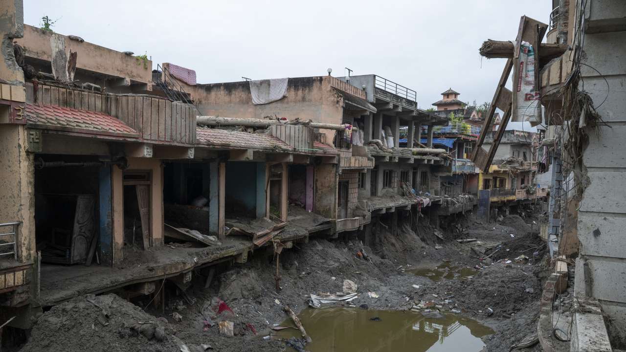 Efeitos das mudanças climáticas contribuíram para o colapso da geleira que provocou enchentes catastróficas no Nepal em agosto.