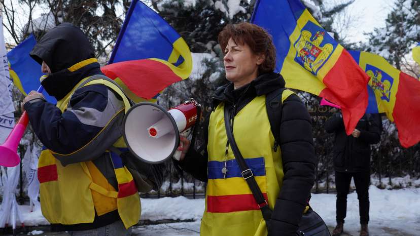 Employees of the state rail company CFR Calatori protest