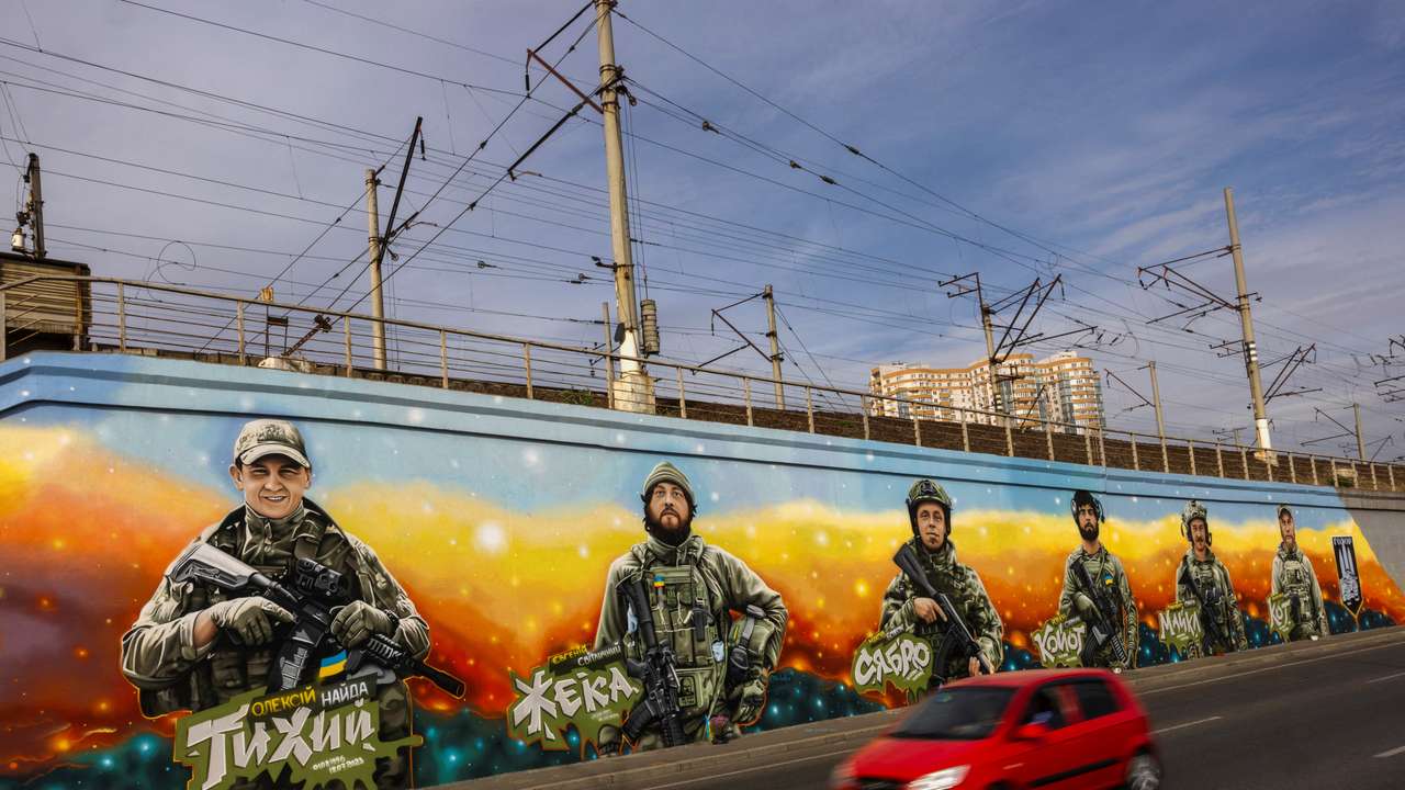 Ukrainian street artist honors fallen Ukrainian soldiers with giant murals in Kyiv