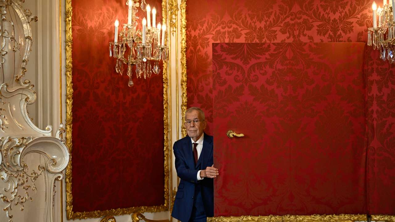 Austrian President Alexander Van der Bellen delivers a statement in Hofburg Palace in Vienna