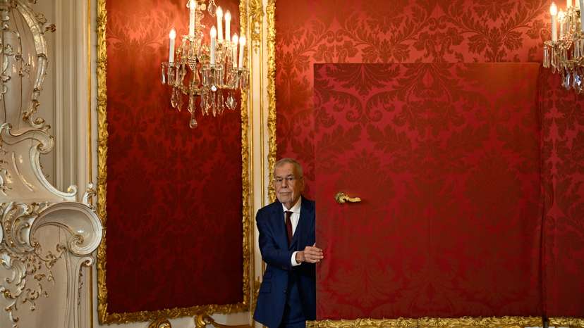 Austrian President Alexander Van der Bellen delivers a statement in Hofburg Palace in Vienna