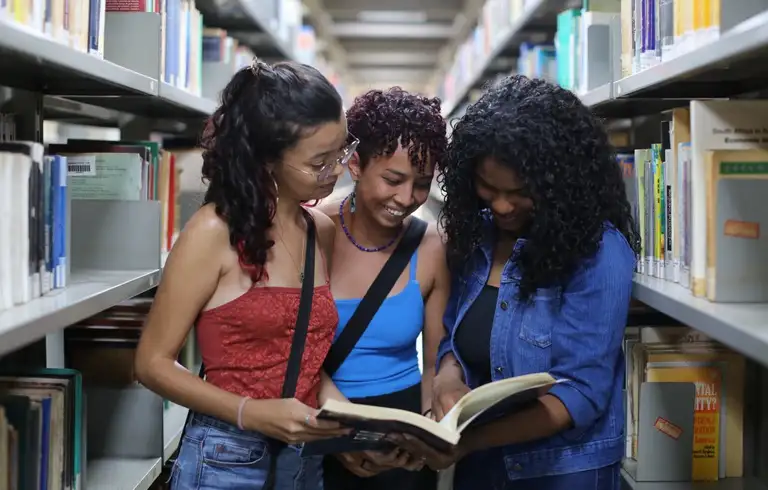 Plataforma reúne indicadores sobre políticas étnico-raciais e escolares quilombolas, permitindo comparar a evolução das redes de ensino entre 2024 e 2026.