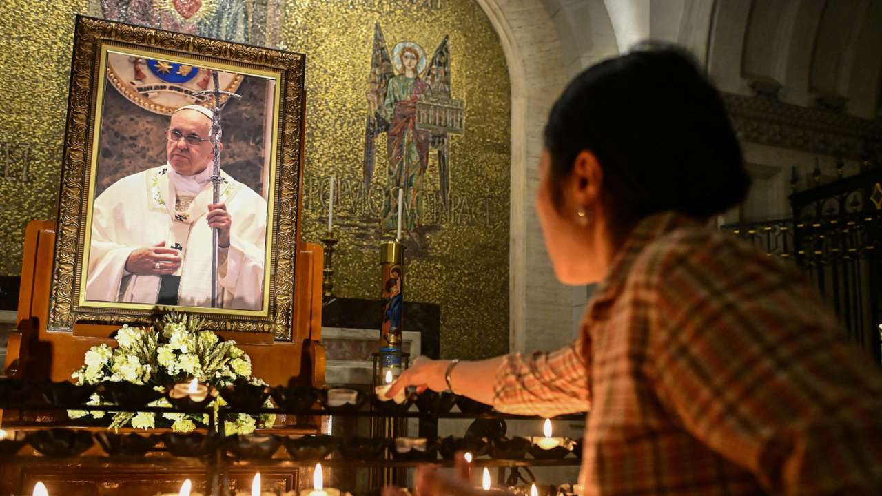 Filipinos pray after death of Pope Francis
