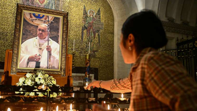 Filipinos pray after death of Pope Francis
