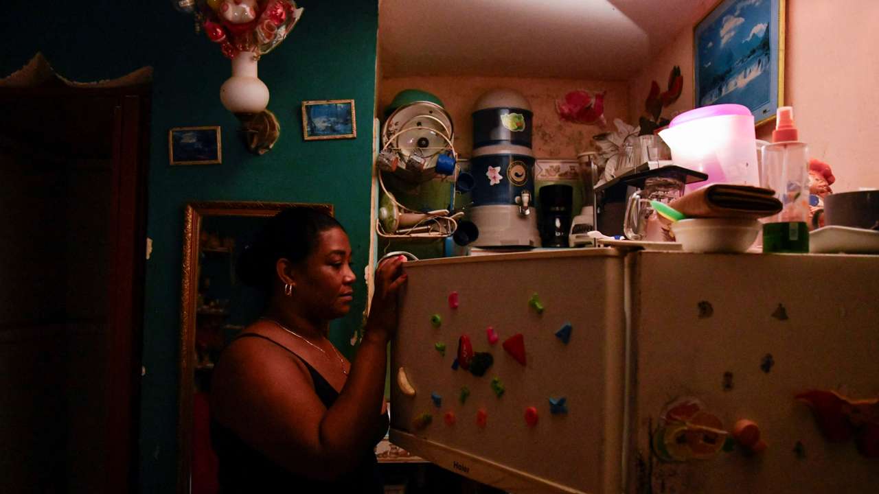 Cuba hit by total blackout