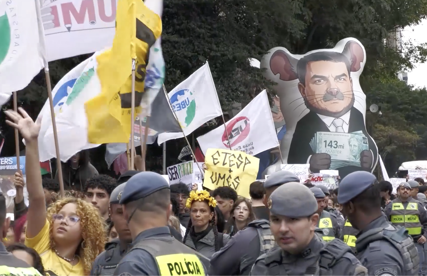 Students slam Flavio Bolsonaro(2)