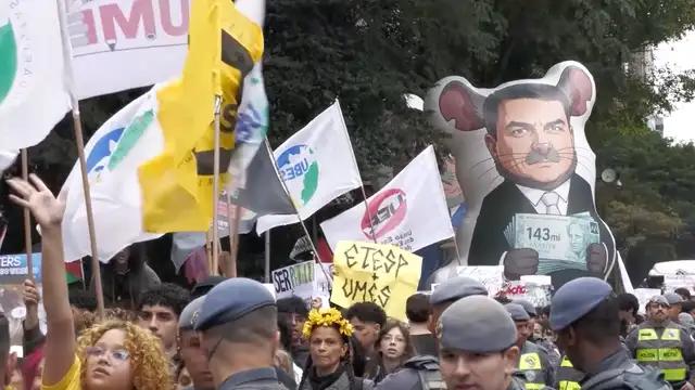 Students slam Flavio Bolsonaro(2)