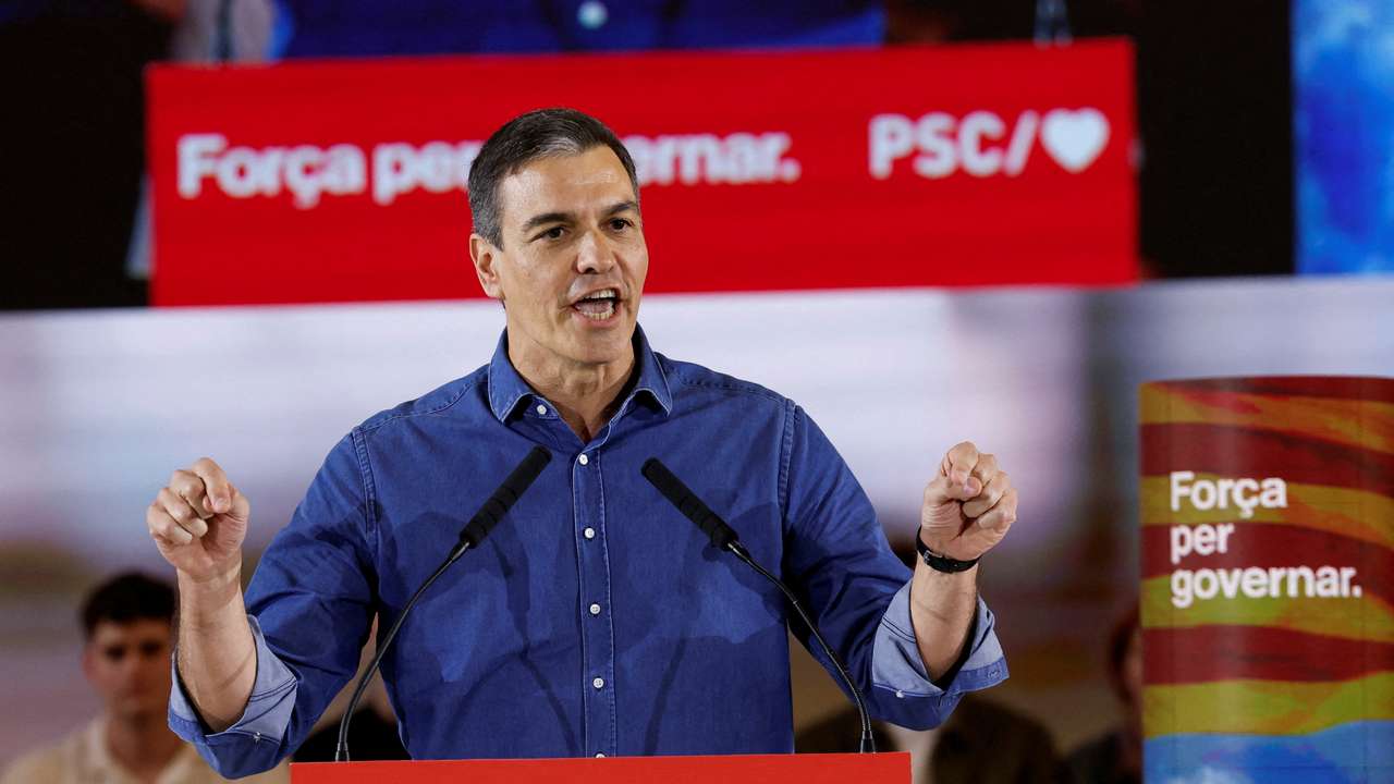 FILE PHOTO: Spain's PM Sanchez and Catalan candidate Illa attend a campaign event in Barcelona