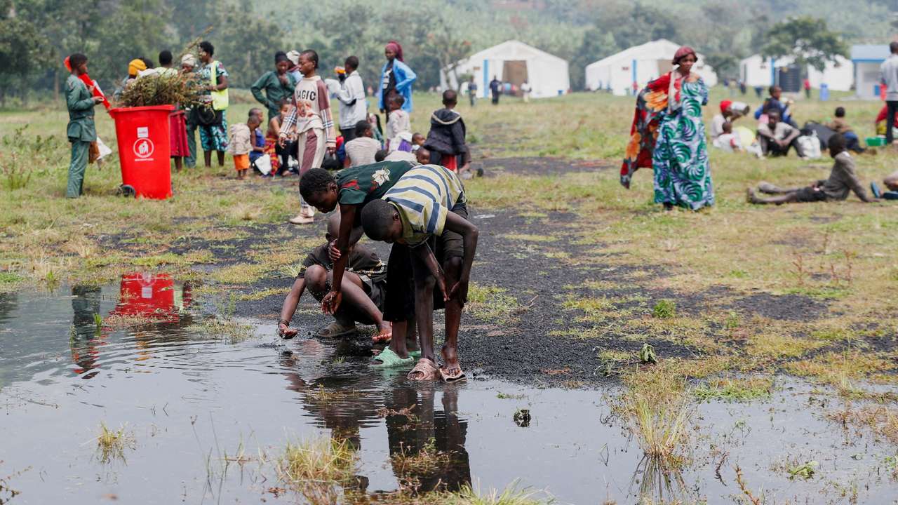 FILE PHOTO: Refugees flee eastern Congo into Rwanda as fighting rages in Goma