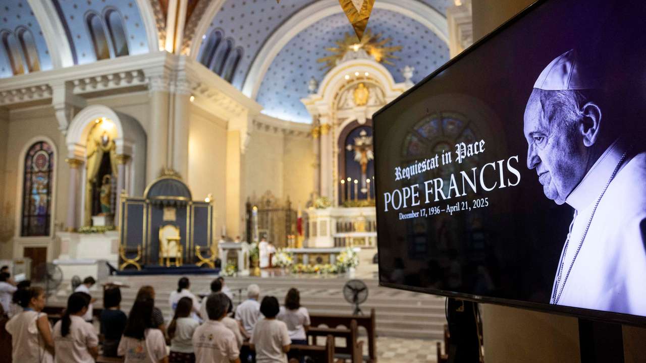 Filipinos pray after death of Pope Francis