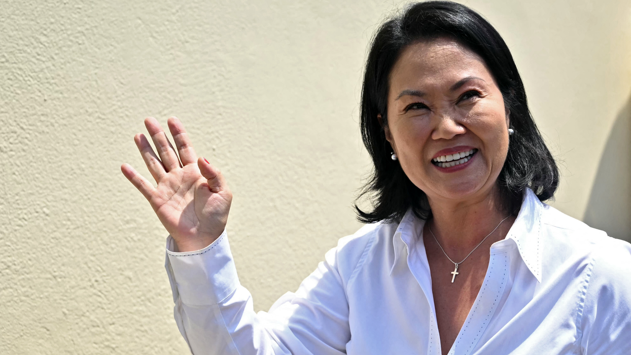 Foto mostra a candidata à Presidência do Peru pelo partido Fuerza Popular, Keiko Fujimor, acenando
