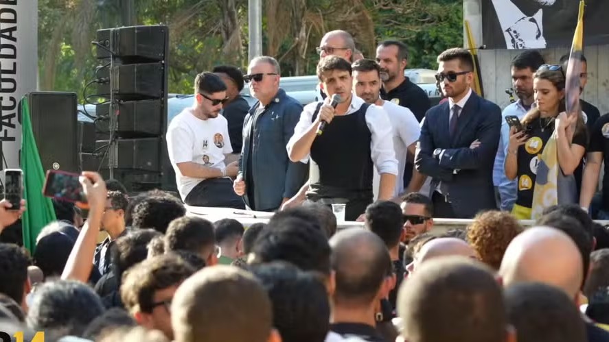 Renan Santos (Missão) usa colete a prova de balas durantre primeiro ato da campanha à Presidência