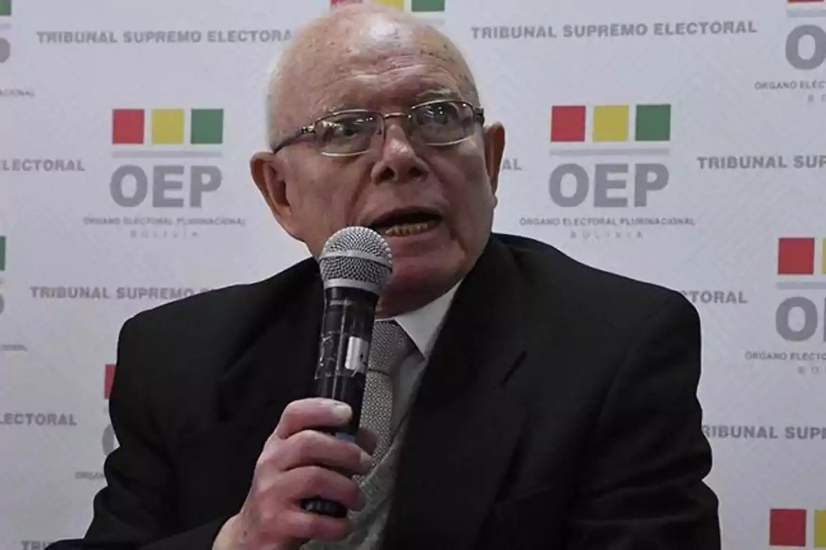 The Supreme Electoral Tribunal (TSE) officially opened Bolivia’s election day just after 7:30 a.m. on Sunday, with its interim president stressing transparency and trust in the process. “Let there be no doubt about our honesty and our good faith,” said TSE president Óscar Hassenteufel, joined by authorities and international observers at the opening ceremony.
TSE president Óscar Hassenteufel