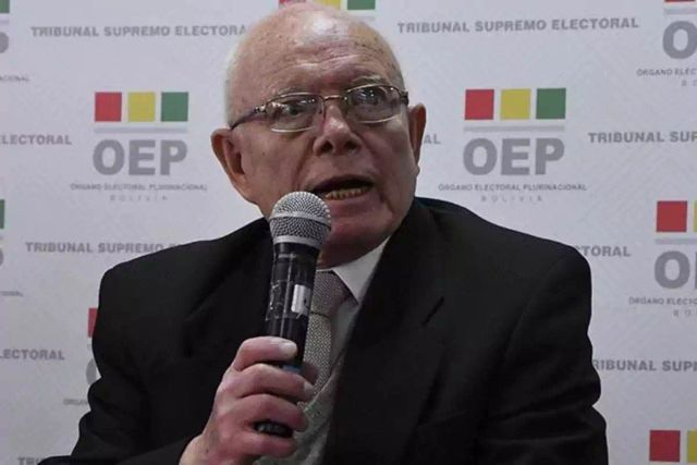 The Supreme Electoral Tribunal (TSE) officially opened Bolivia’s election day just after 7:30 a.m. on Sunday, with its interim president stressing transparency and trust in the process. “Let there be no doubt about our honesty and our good faith,” said TSE president Óscar Hassenteufel, joined by authorities and international observers at the opening ceremony.
TSE president Óscar Hassenteufel