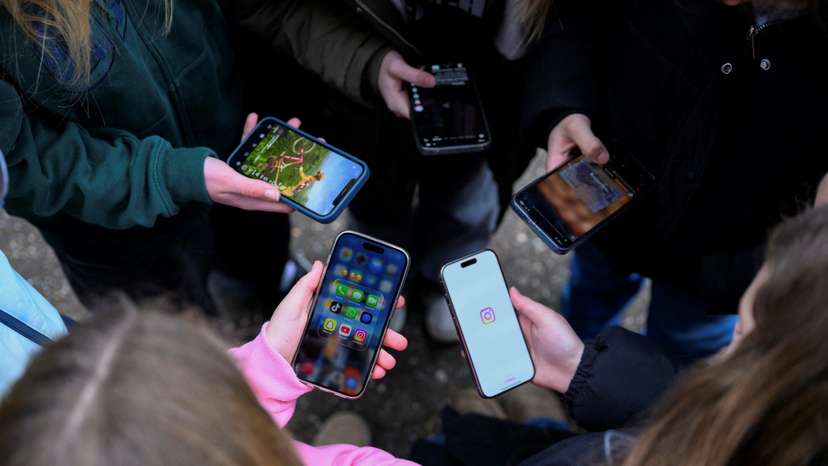 German school kids react to Germany mulling social media ban for minors