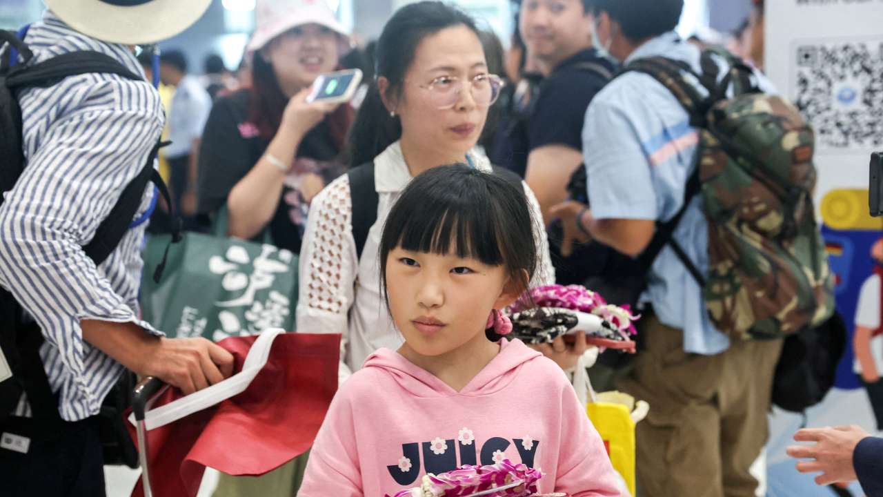 FILE PHOTO: FILE PHOTO: Thai PM Srettha welcomes the arrival of Chinese tourists as the visa exemption scheme kicks off
