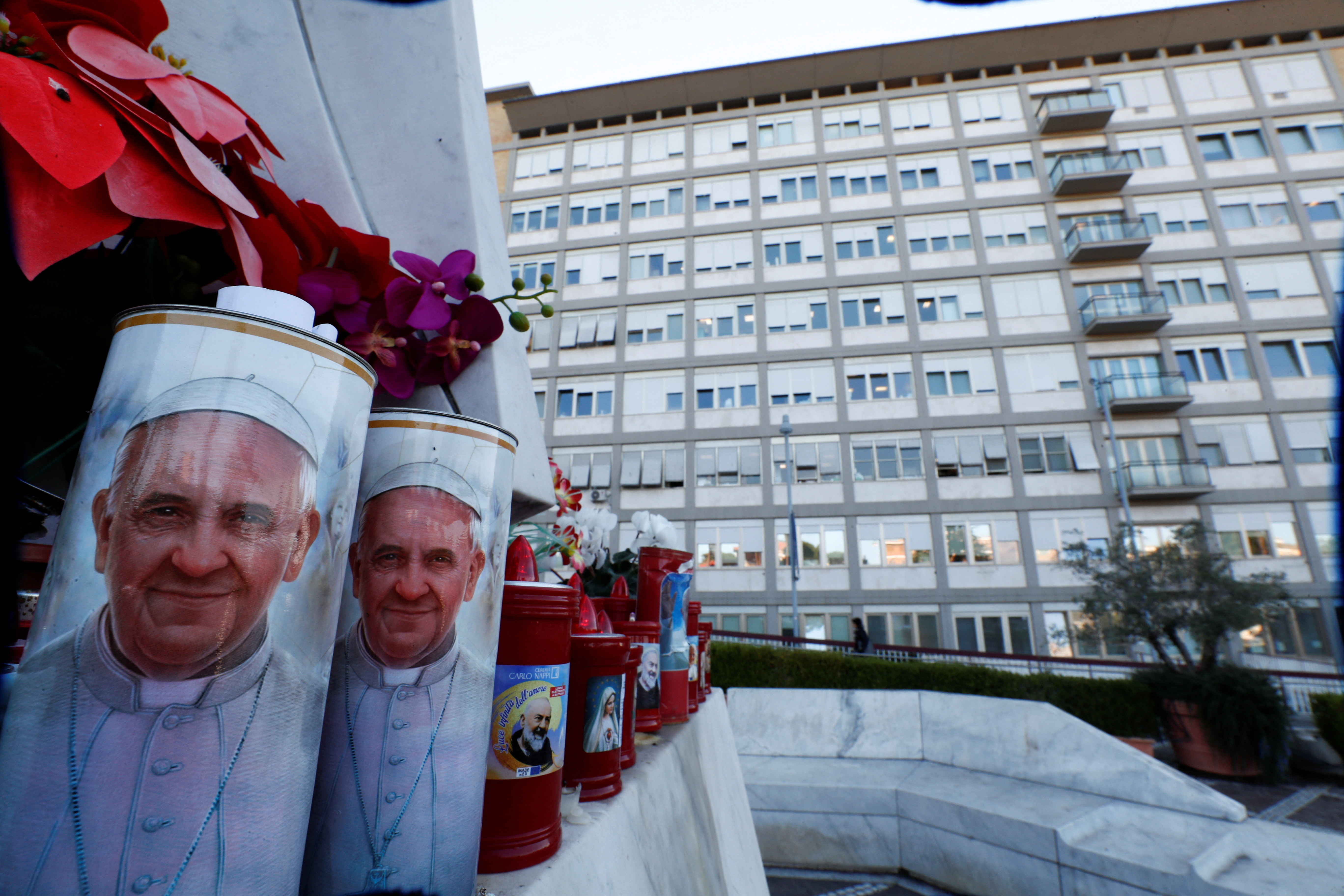 Pope Francis continues treatment at Gemelli Hospital, in Rome