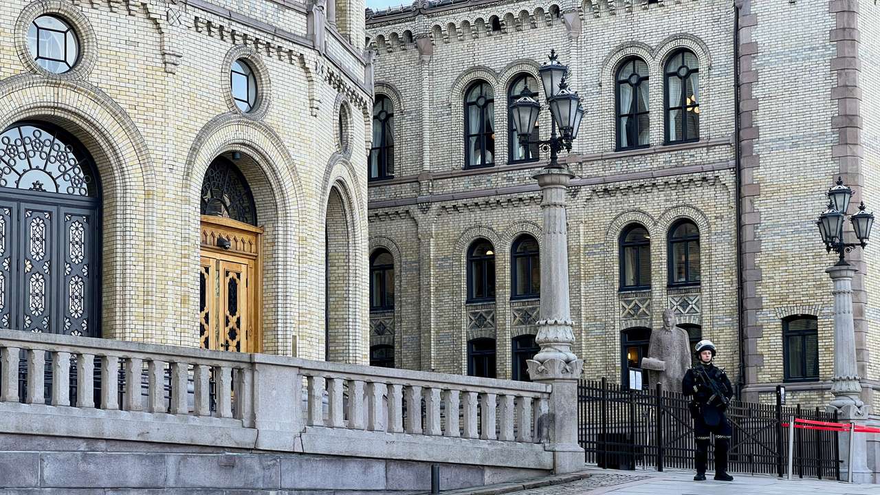 Norwegian parliament receives a bomb threat