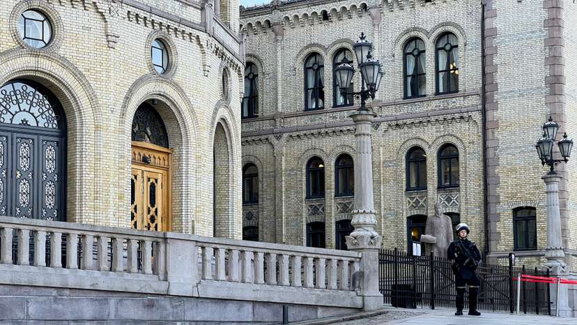 Norwegian parliament receives a bomb threat